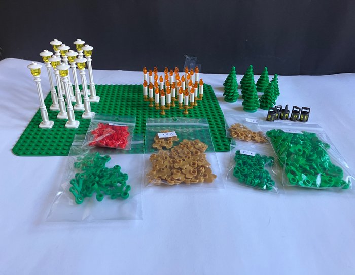 Lego - Bundle con accessori per villaggio (natalizio), verde, piante,  alberi, fiori, lampioni, candelieri - 2000-presente - Catawiki
