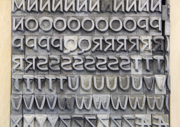 een letterbak met een volledig alfabet 36 punt loden drukletters uit een oude Nederlandse drukkerij - Arbetsverktyg