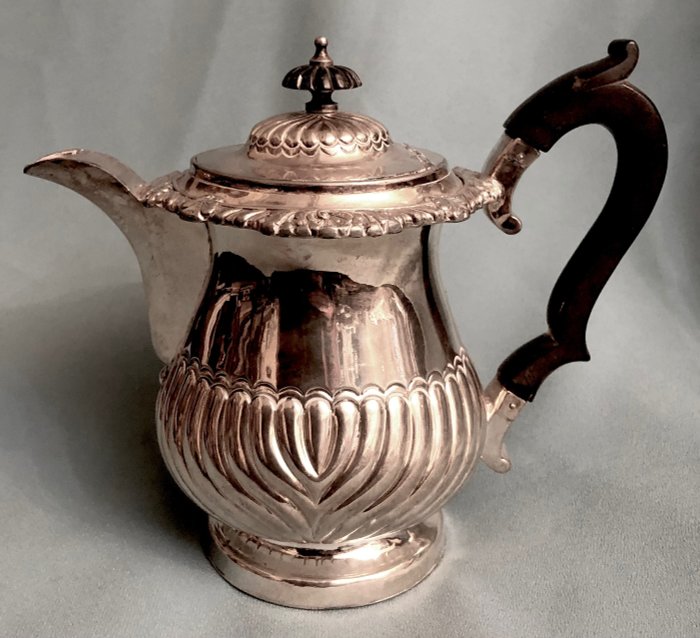 Teekanne - Großbritannien, Old Sheffield versilbert, 18. Jahrhundert, George III (1760 - 1820), ca. 1780. Ein, - Alter Sheffield-Teller