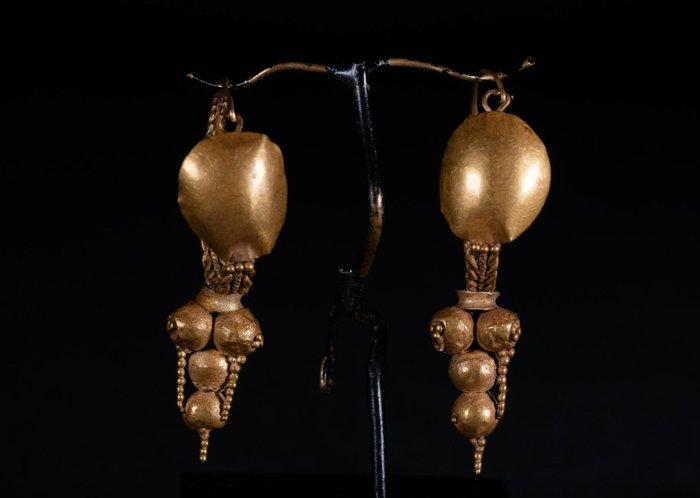 Epoca Romanilor Pereche de cercei Gold Shield, 5,84 gr., 46-48 mm -Licență de export spaniolă - Earrings