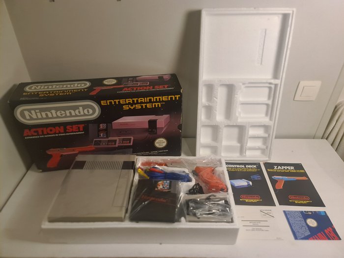 Nintendo NES ACTION SET 1985  Boxed with inlay, poster, guarantee, zapper - Beautiful - Setti jossa videopelikonsoli ja pelejä - Alkuperäispakkauksessa