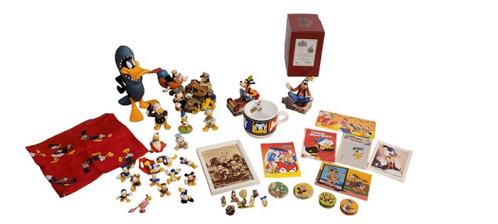 Disney - Mixed Disney Lot with Donald, Goofy, Daffy Duck - Pins, Patches, Cards, Cloth, Cup, Small Figures
