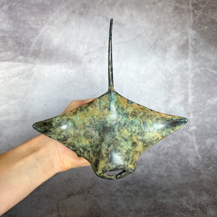 Rzeźba, NO RESERVE PRICE - Manta Ray Sculpture Patinated Bronze - 11.5 cm - Brązowy