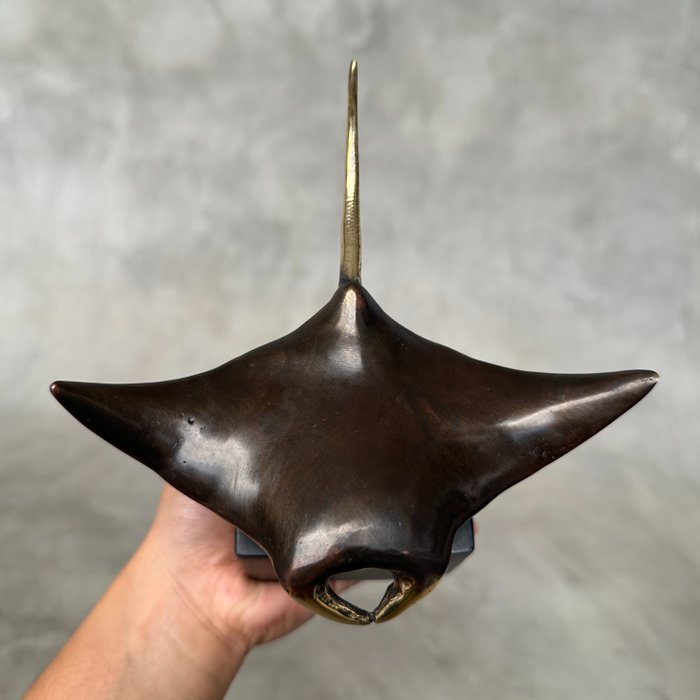Skulptur, NO RESERVE PRICE - Bronze Manta Ray Sculpture on a Stand with Golden Accents - 11.5 cm - Bronze