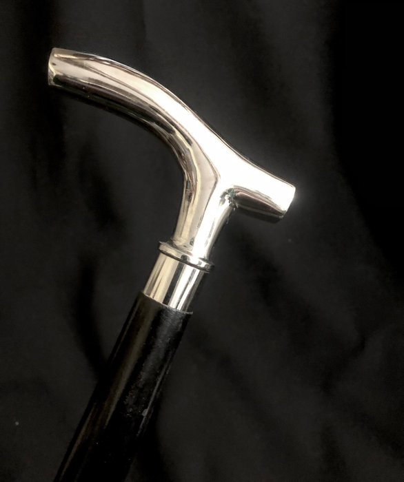 手杖 - An , Art Nouveau style,  classy walking stick. Handle designed as  a silvered brass, curved L. - 镀银黄铜