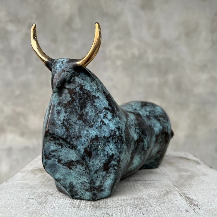 Posąg, NO RESERVE PRICE - Bronze patinated statue of an abstract bull with Golden Accents - 15 cm - Brązowy
