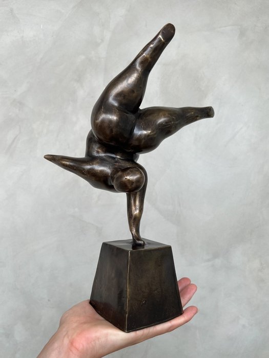 塑像, NO RESERVE PRICE - Voluptuous Balancing Lady Statue - 30 30 - 黄铜色
