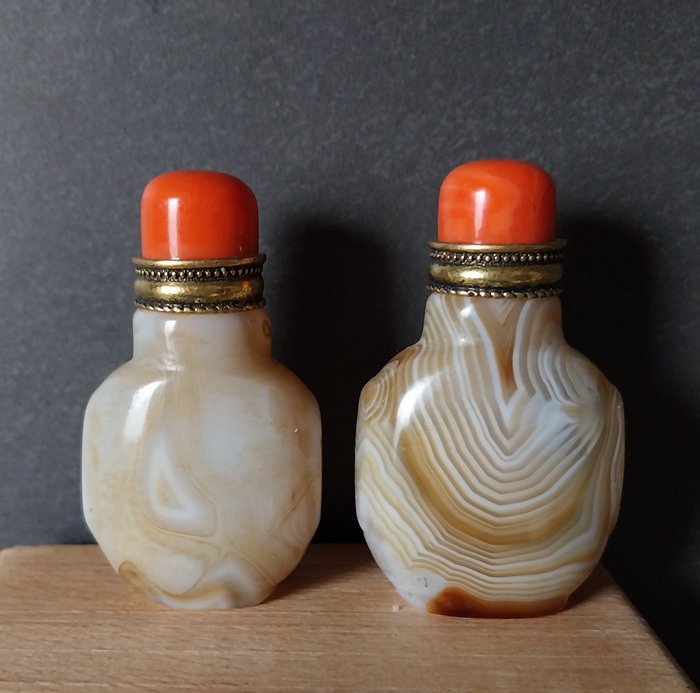 Snuff bottle - 2 agate snuff bottles with copper spatula