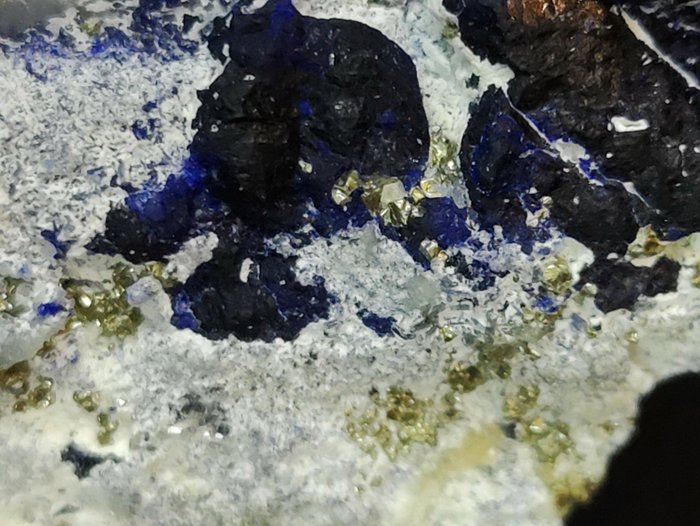 美丽漂亮充满活力的蓝色葡萄青金石水晶在 Calcie 上 水晶矩晶体 - 高度: 12 cm - 宽度: 10.2 cm- 1175 g - (1)