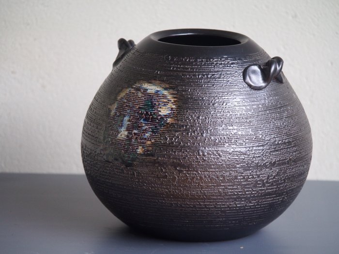 Ikebana-vase, Kugleformet vase, Signeret Tsubo vase - Shigaraki - Keramik, Keramik - Japan - Heisei-perioden (1989-2019)