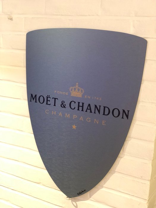 Rob VanMore - Shielded by Moët & Chandon - 60 cm