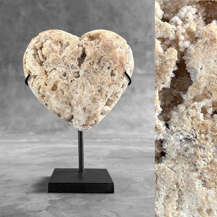 AUCUN PRIX DE RÉSERVE - Superbe forme de cœur en cristal druzy blanc sur un  support personnalisé Cœur - Hauteur : 22 cm - Largeur : 15 cm- 1400 g - (1)  - Catawiki
