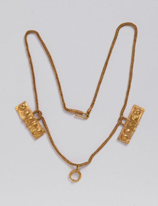 Gold Necklace with crescent-shaped pendant.  .1st-3rd century A.D. - 40 cm