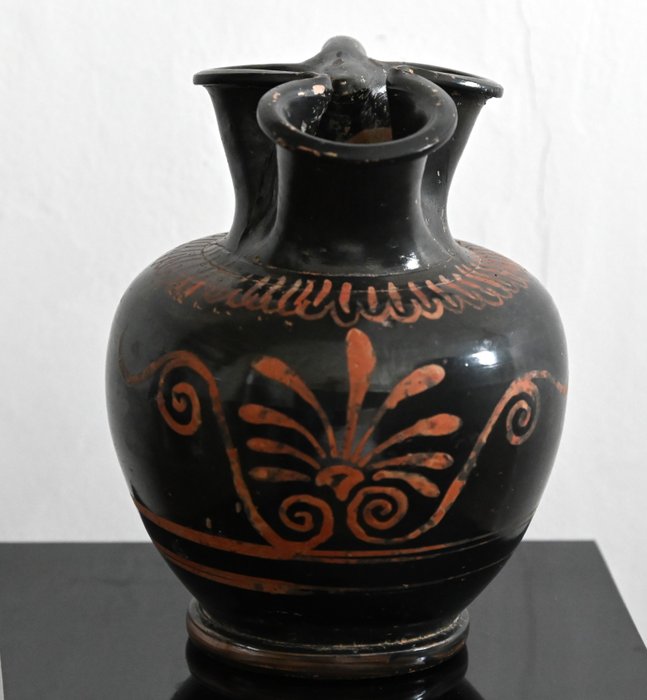 Grec ancien, Grande-Grèce Terre cuite Oinochoe en forme de trèfle émaillé noir avec motif de palmette. 400 - 300 avant JC. - 17 cm