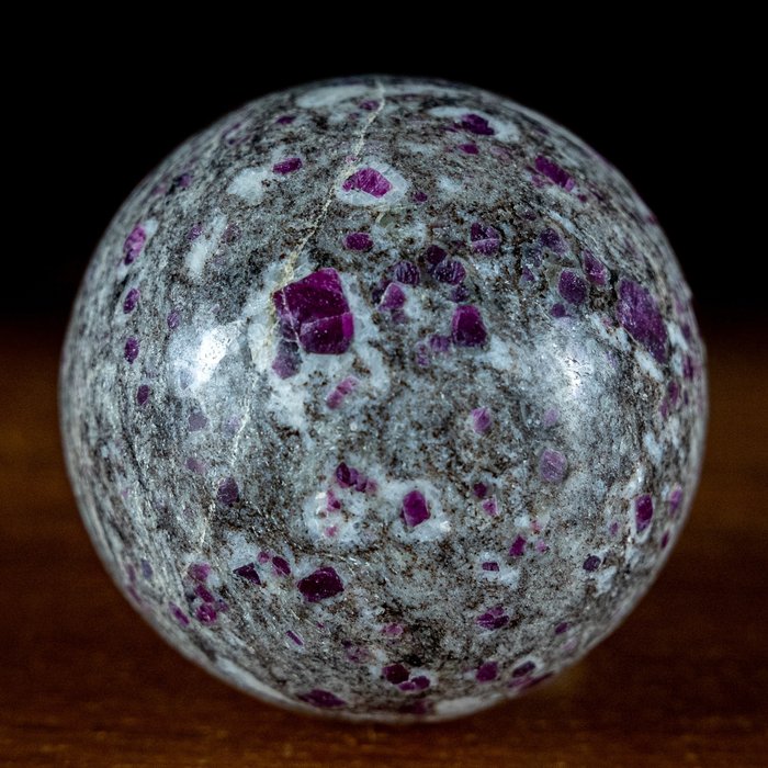 Zeer zeldzame natuurlijke robijnrode kristallen bol, onverwarmd 1621,45 ct- 324.29 g