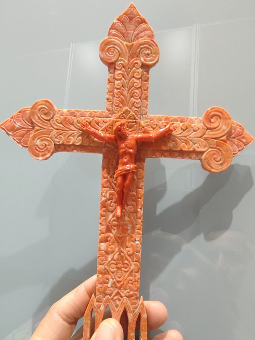 Crucifix (1) - Gothic - natural and untreated ancient sciacca coral - 1900-1910