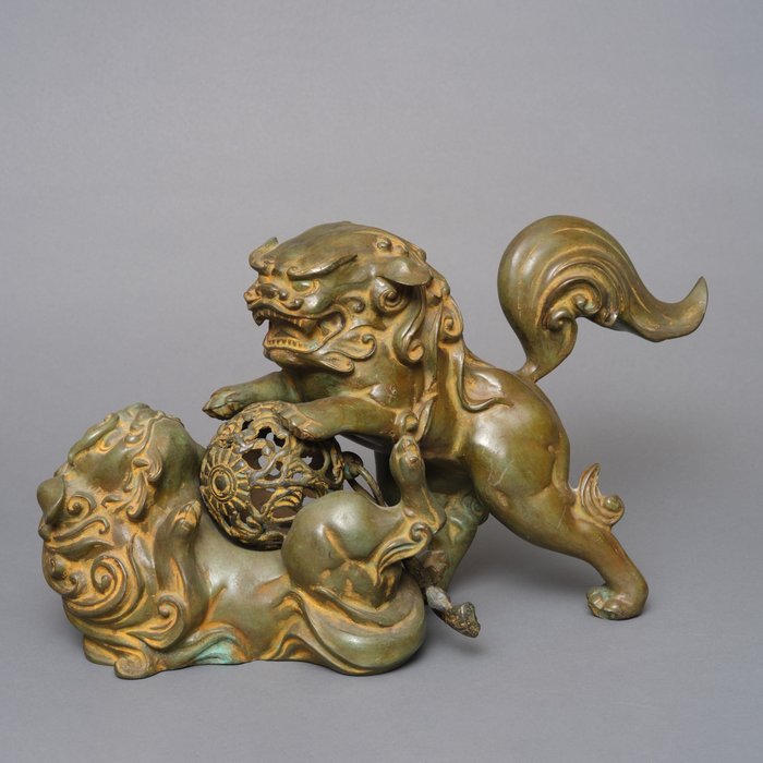 Bronce patinado - Okimono 置物 con dos leones del templo jugando - Período Taishō (1912-1926)