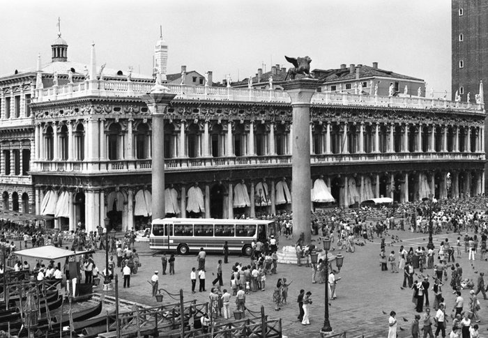 Camerapohoto Epoche/©Vittorio Pavan - Capolinea, Venezia centro 1975  - 35x35