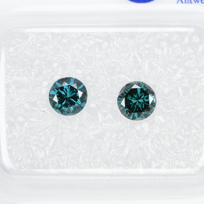2 pcs 鑽石 - 0.61 ct - 圓形 - Fancy (Greenish Blue, Deep Bluish Green) - I1, SI2