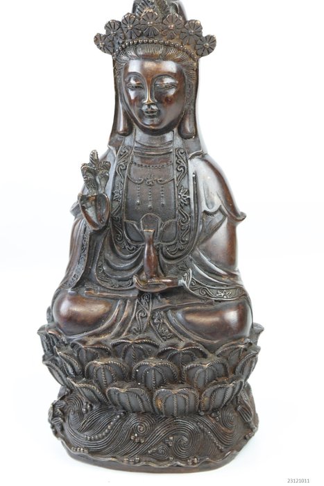 Beeld zittende Quan Yin , met fles van barmhartigheid. - Bronze - China