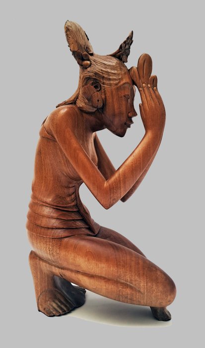 Sculpture of a praying woman - Bali - Indonésia