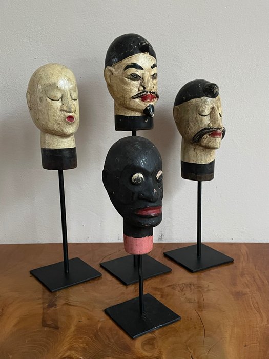Set mit 4 Puppenköpfen auf Ständer - Wayang peranakan - Java - Indonesien  (Ohne Mindestpreis)