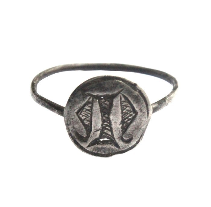 中世紀前期 銀 帶有 M 字母組合的密封圈