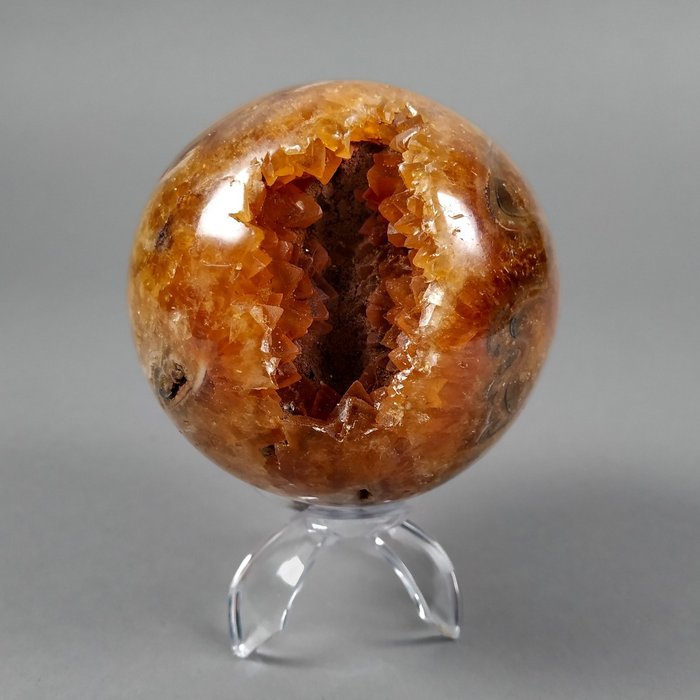 Calcite de miel avec fragments d'ammonite Sphère - Hauteur : 8 cm - Largeur : 8 cm- 715 g