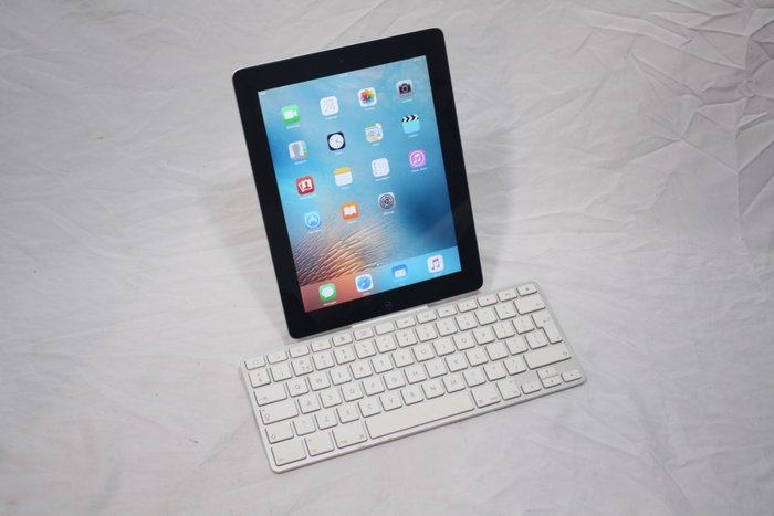 Rare find: Apple iPad 2nd Gen (model A1395) - With original Apple Keyboard Dock (model A1359) - iPad