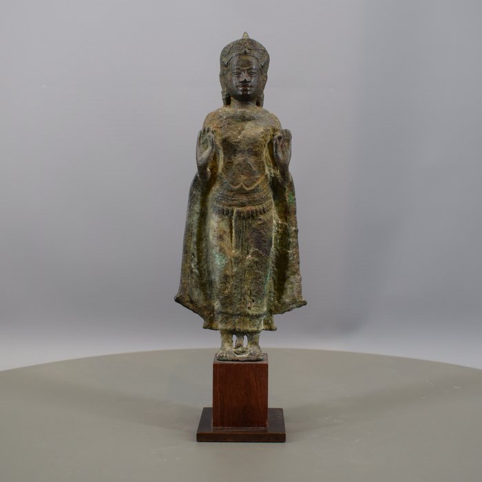khmer antic Bronz O FIGURĂ DE BRONZ KHMER A UNUI BUDDHA ÎNCORONAT, SECOLUL XIII - 23 cm