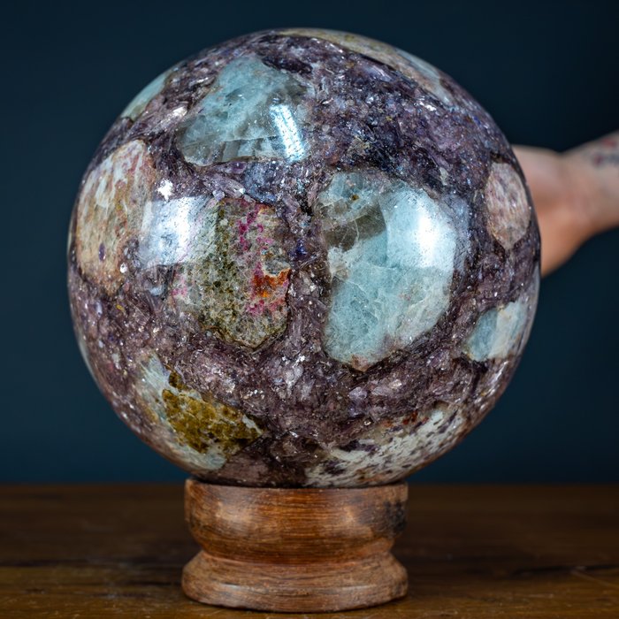 华丽闪闪发光的锂云母（马达加斯加紫铜榴石） 球体 24886.9 克拉- 4977.38 g