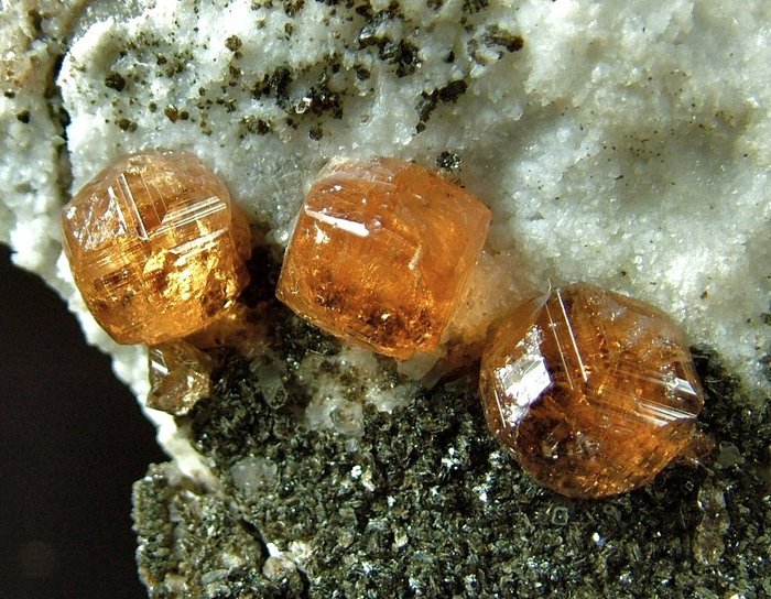 CW1004 Lucentissima Grossularia Kristalle auf Muttergestein - Höhe: 90 mm - Breite: 50 mm- 500 g - (1)