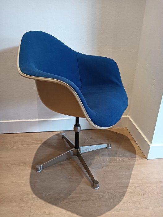 Herman Miller - Charles & Ray Eames - Chair - PAC - Fiberglass and metal