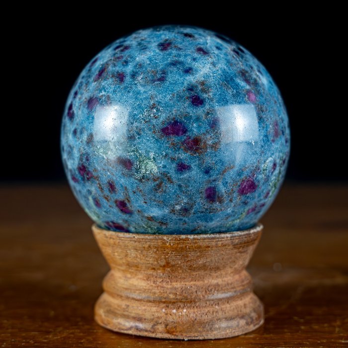 Esfera de cristal natural muito rara de rubi e cianita , Mianmar, sem aquecimento- 359.24 g