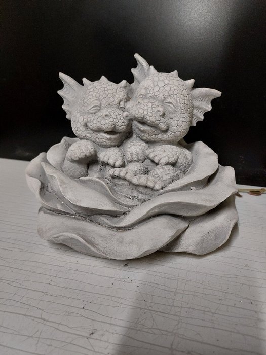 Statue, 2 funny baby dragons in flower - 17 cm - cast stone