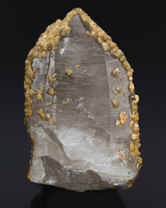 ESTETICO! cristallo di rocca grigio cenere ricoperto da cristalli di siderite e dolomite e rose di marcasite - Altezza: 8.5 cm - Larghezza: 5.15 cm- 260 g - (1)