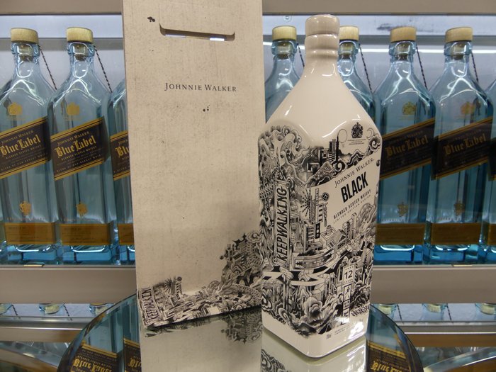 Johnnie Walker - Black Label - Taipei Edition Printed with Air Ink and paper bag  - 700ml