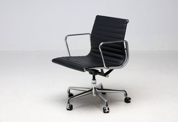 Herman Miller - Charles Eames - Kontorstol (1) - EA 117 - Aluminium, Læder