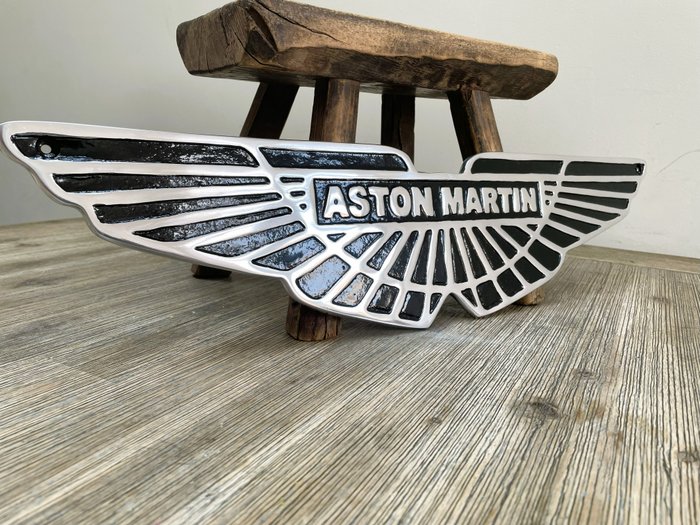 Aston Martin - Sign 57,5 cm - Plato - Aluminio