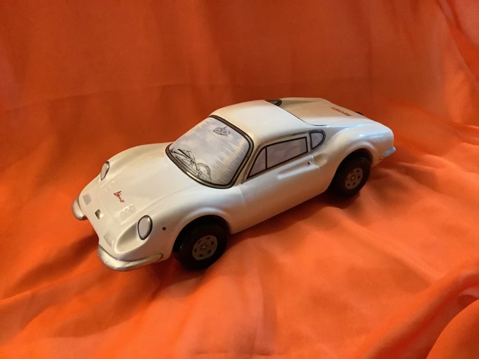 Keramiek - Ferrari - Ceramica di una Ferrari Dino promozionale Salone del Auto Torino - 1967