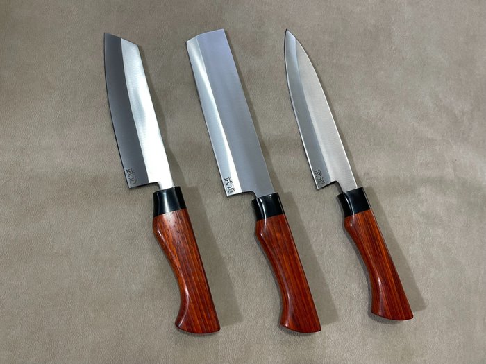 Cuchillo de cocina - Cuchillos de chef japoneses profesionales Santoku,  Nakiri y Bunka - Acero D2, mango de madera roja natural. - Japón - Catawiki
