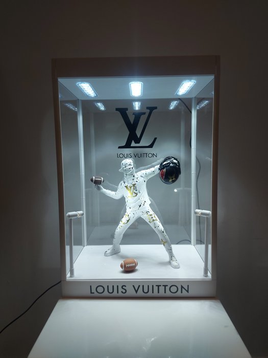 MM'Art - Bansky Louis Vuitton Footballman, Rugby, Philadelphia Eagles, Pop-Art  in Led Showcase Vitrine, - Catawiki