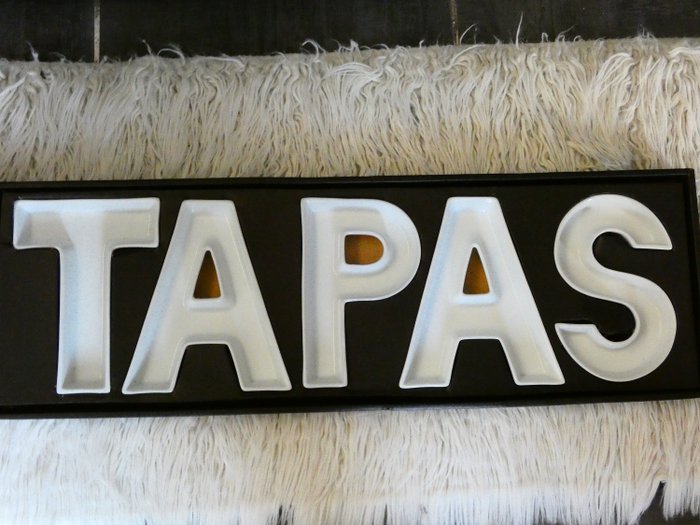 充电器板 - 开胃酒字母“TAPAS” - 陶瓷