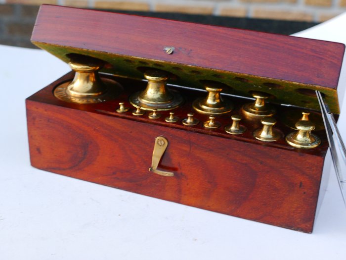 Preview of the first image of Mahogany box with calibrated weights; completely. - Brass - 20th century.