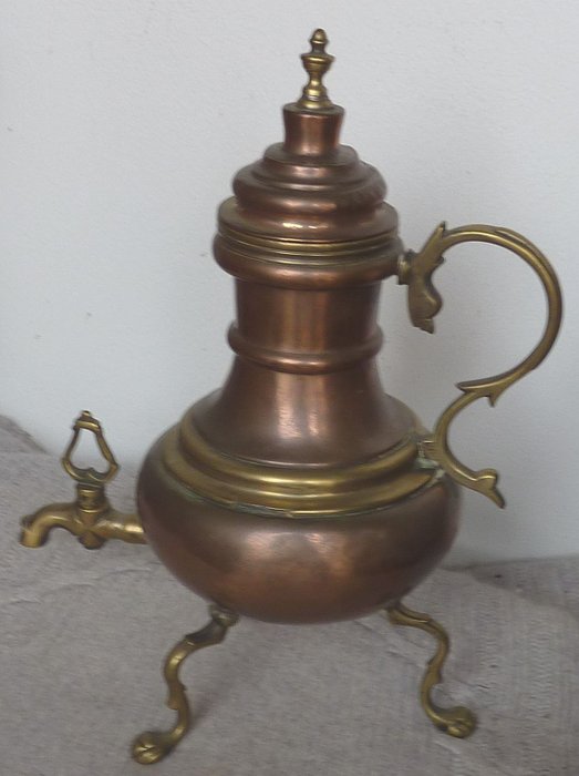 Image 3 of Three-legged crane jug, "Dröppelminna", copper with brass - Rococo Style - copper and brass - 19th