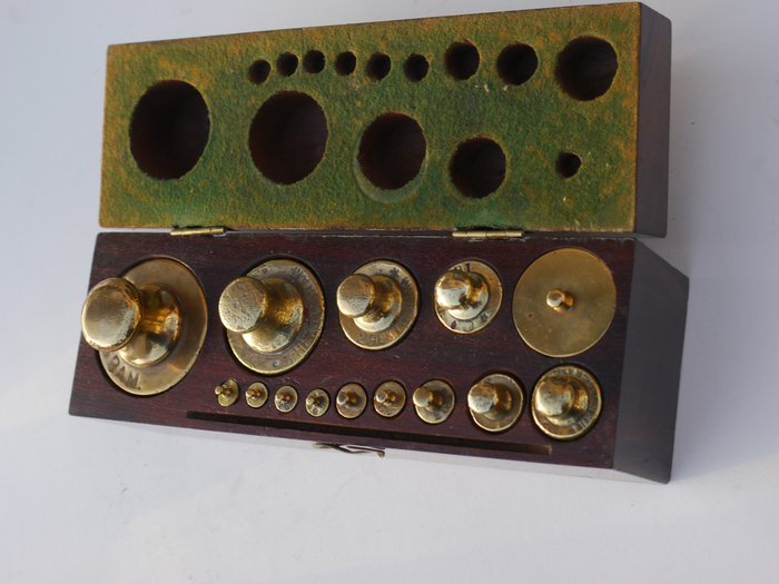 Image 2 of Mahogany box with calibrated weights; completely. - Brass - 20th century