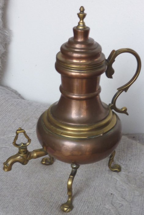 Image 2 of Three-legged crane jug, "Dröppelminna", copper with brass - Rococo Style - copper and brass - 19th