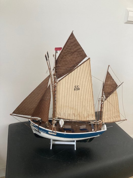 Preview of the first image of Scale boat model, otherwise fishing vessel (1) - Wood - otherwise 21st century.