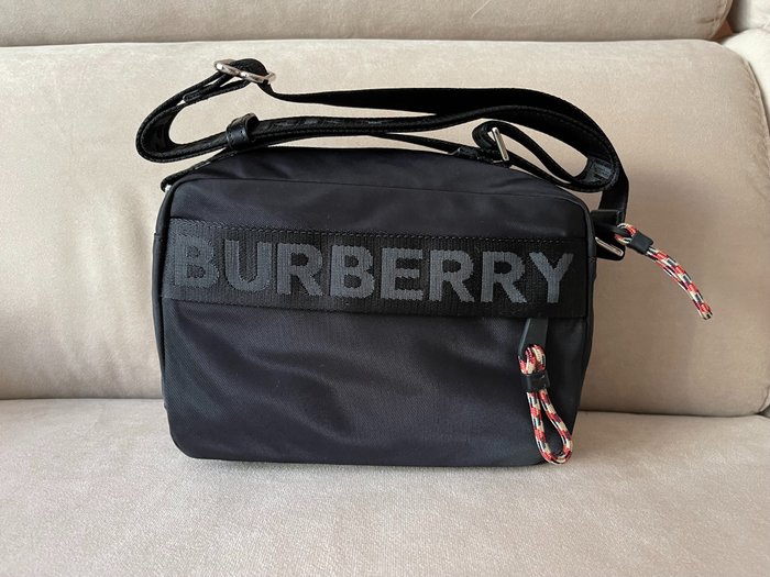 Burberry - Black Paddy Crossbody Pouch Bag - Crossbodytaske