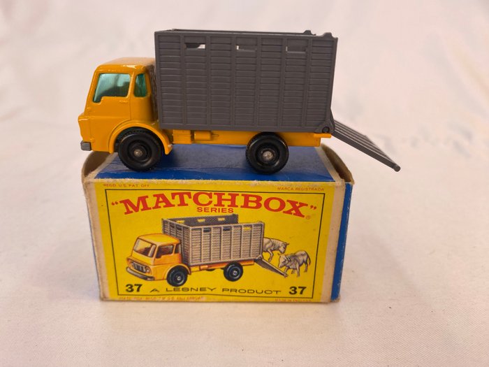 Preview of the first image of Matchbox - 1:64 - Cattle Truck Nr. 37.